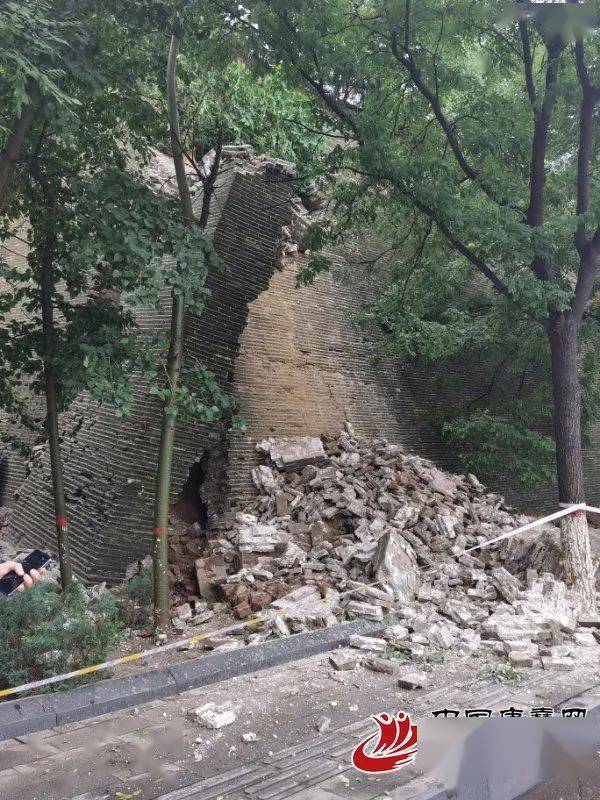 垮塌的城墙现场进行安全防护据了解,垮塌体积约为10立方米,另有部分