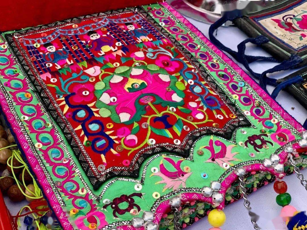 在云南省民间非物质文化遗产白族刺绣代表传承人李红桃的摊位上,展示