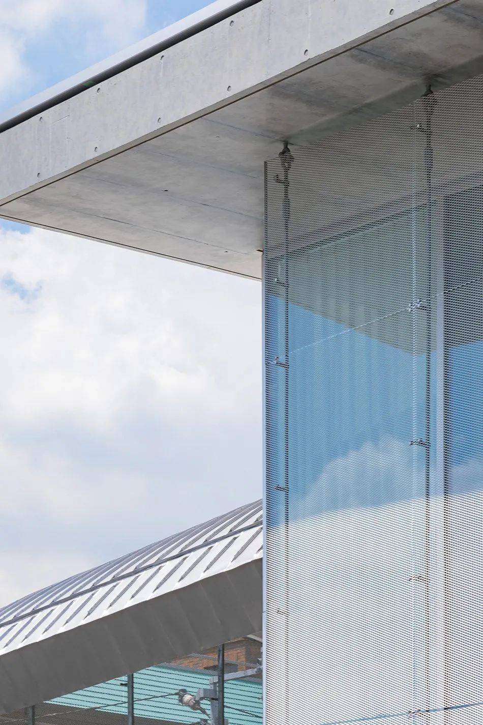 妹岛和世为母校设计的图书馆用混凝土玻璃构成的明净空间