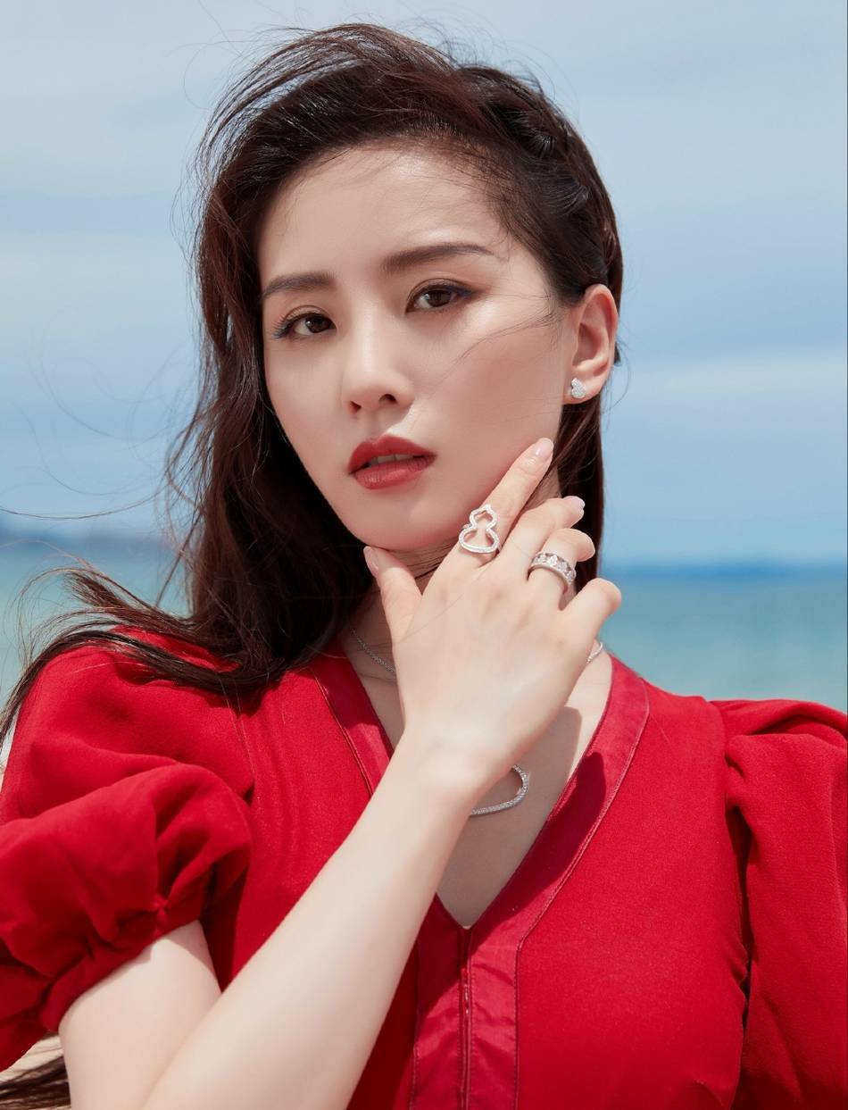 刘诗诗海边大片曝光02穿红色长裙踮脚似起舞