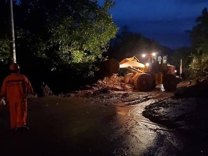陇南公路局成县公路段高效处治夜间公路突发险情