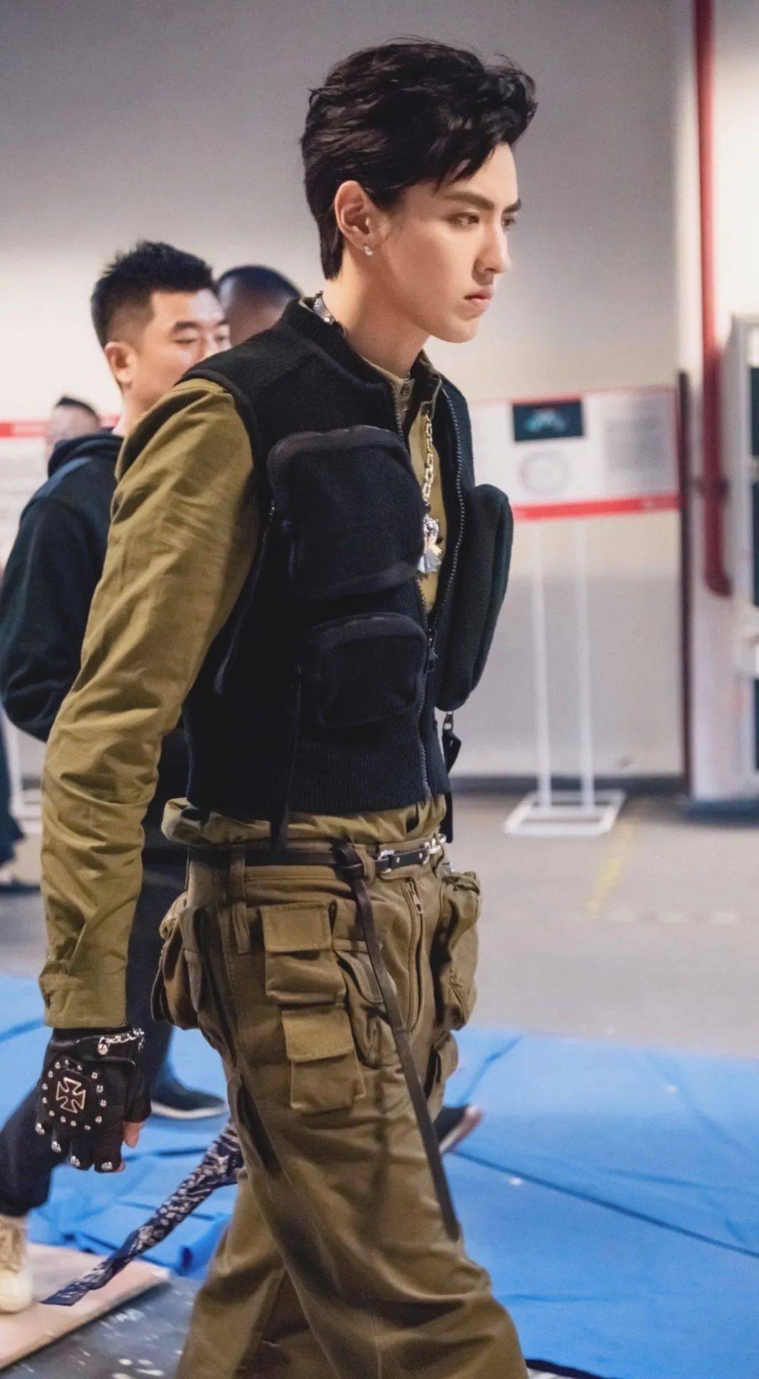 这套军绿色的工装造型搭配机车黑背心,很有sense~吴亦凡今日参演了由