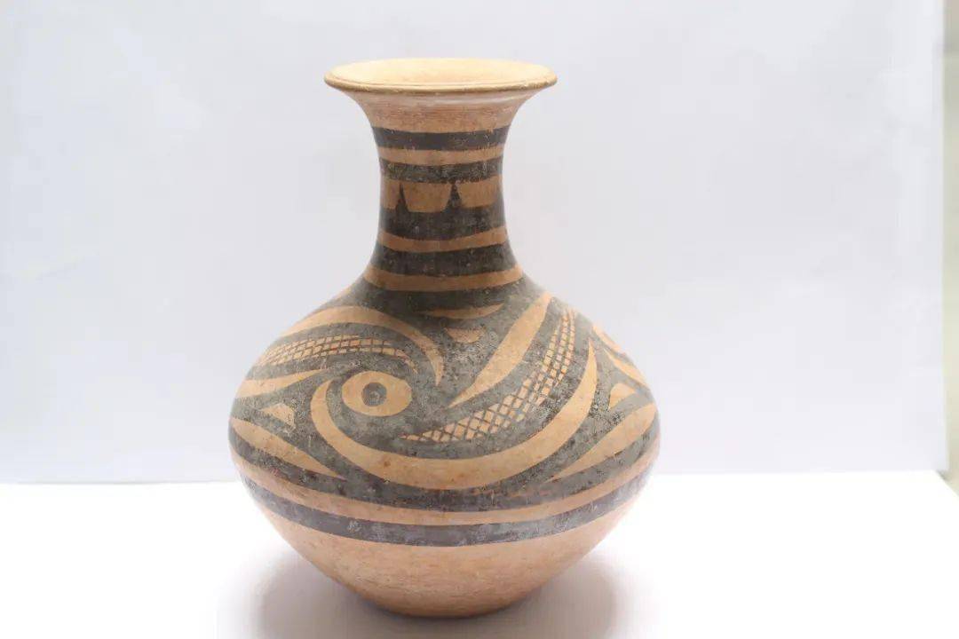 麦积区博物馆馆藏石岭下文化旋涡纹彩陶壶从众多文献