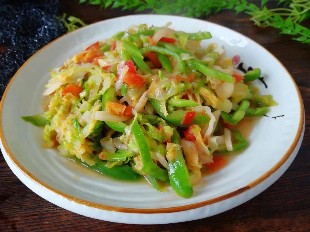 西红柿青椒炒包菜,做法简单还下饭!