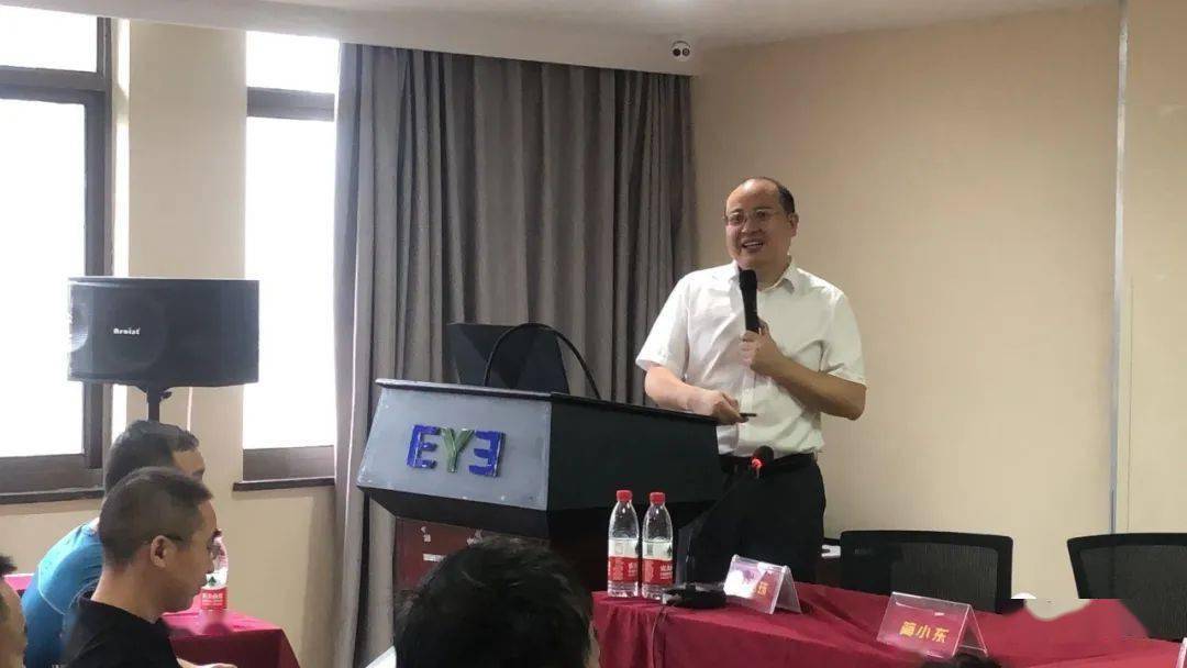 推进会上,邵阳爱尔眼科医院ceo龙卫兵总结了上半年中小学生视力健康