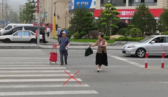 这样过马路见过吗?_行人