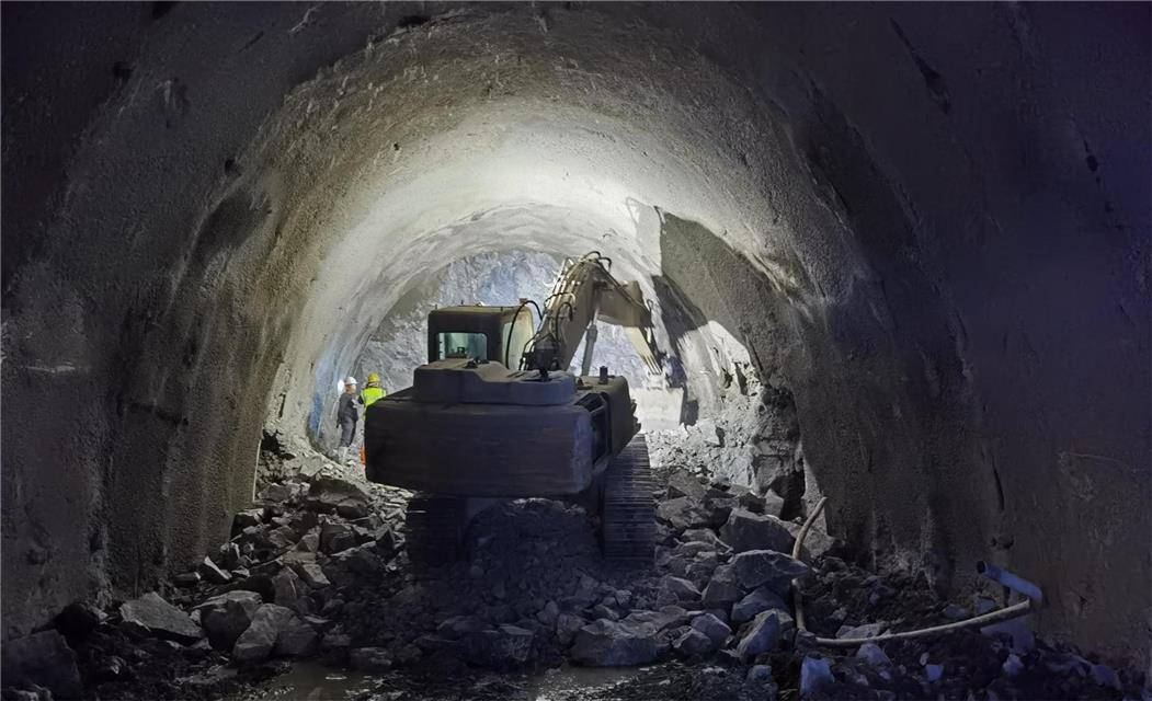 云南大临铁路水帘洞新民隧道顺利贯通