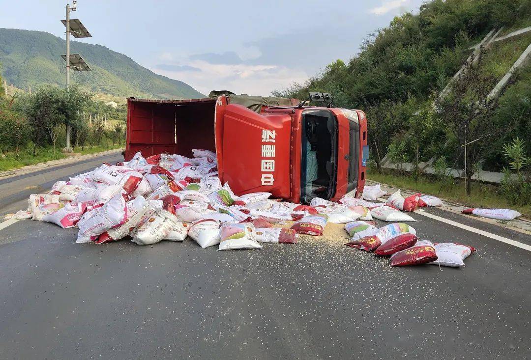 直击现场丨8吨饲料洒落高速路交警蜀黍4小时清理现场有点忙