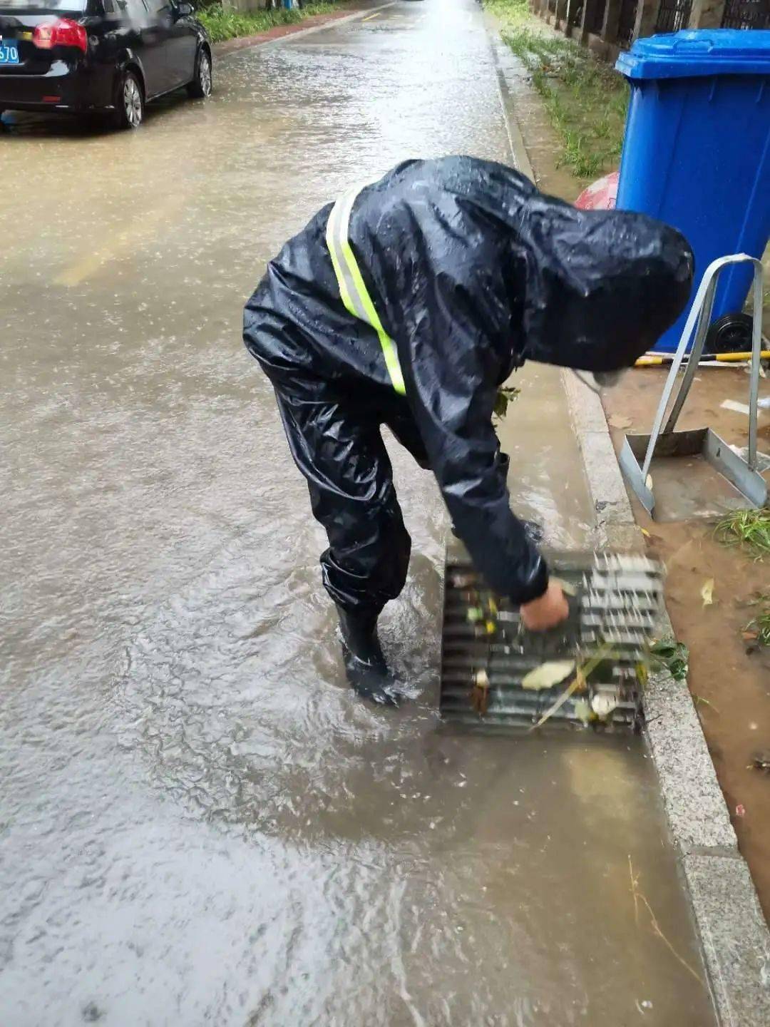 兴龙物业暴雨防汛他们是乘风破浪的物业人