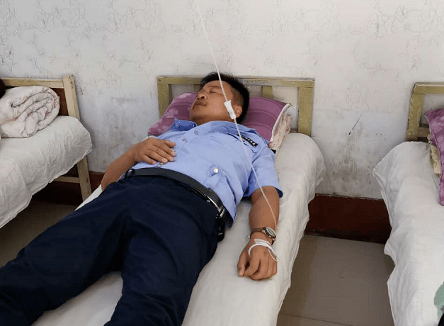 心疼!高唐交警李海滨中暑晕倒在电动自行车挂牌一线