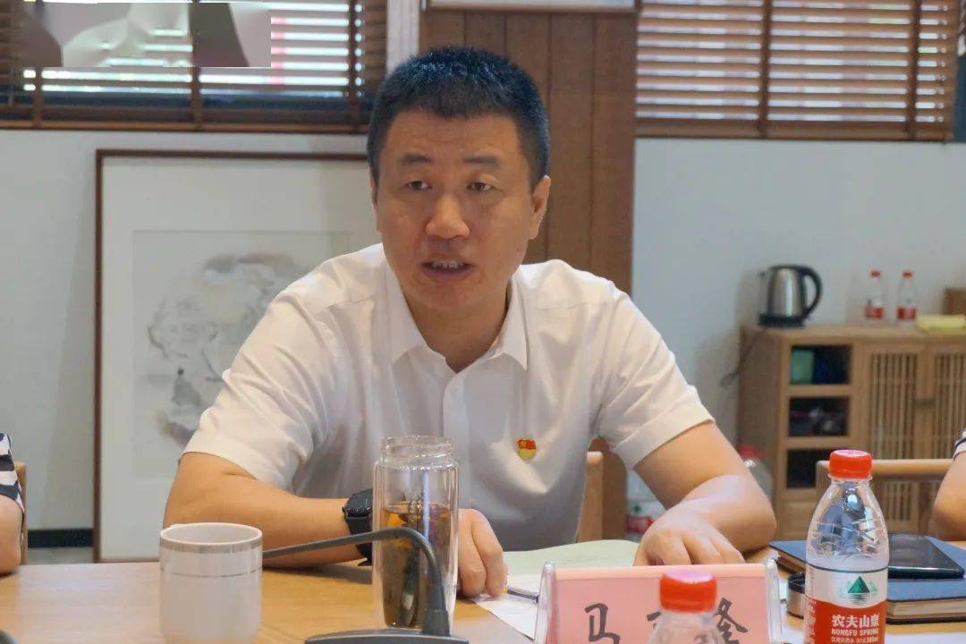 桐乡市副市长公安局局长马卫锋带队对梧桐街道七五普法工作进行终期