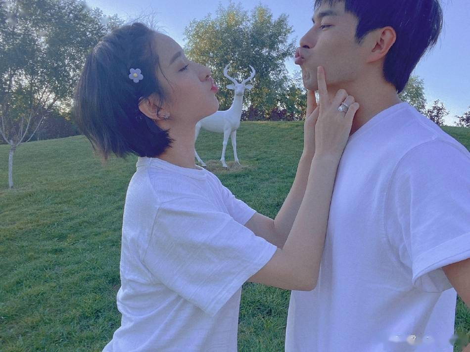 8月25日13:14分,虞文涛和许芳铱发微博宣布结婚喜讯,男方告白"2010.8.