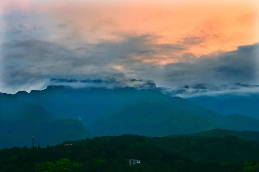 图源@江帮富大邑出发往西南方向,行车约160km,来到瓦屋山下,一汪湖水