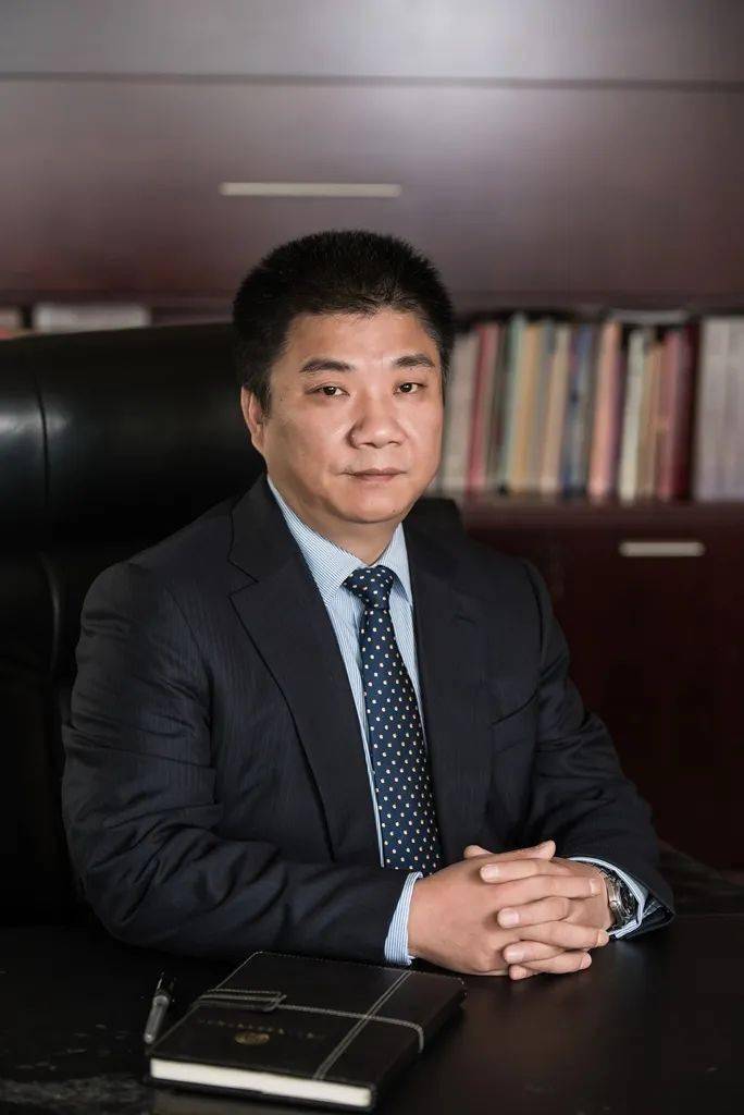 在蒋剑波身上,挂着一长串闪亮的头衔:苏州市无锡商
