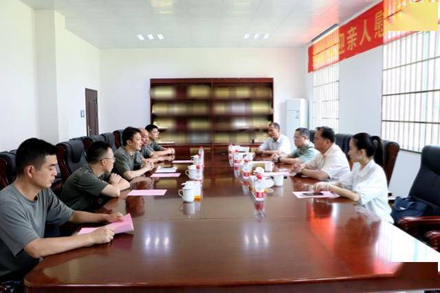 武部部长覃一锋,区政府党组成员钟海春带队走访慰问95261部队外训官兵