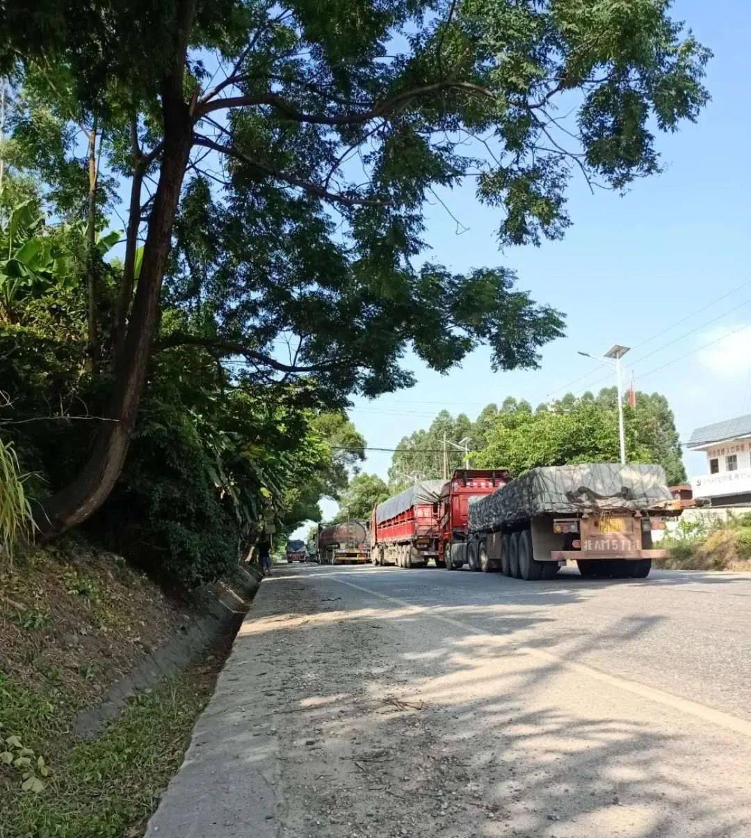宾阳黎塘发生两部大货车相撞消防和交警赶到时一司机已无脉搏