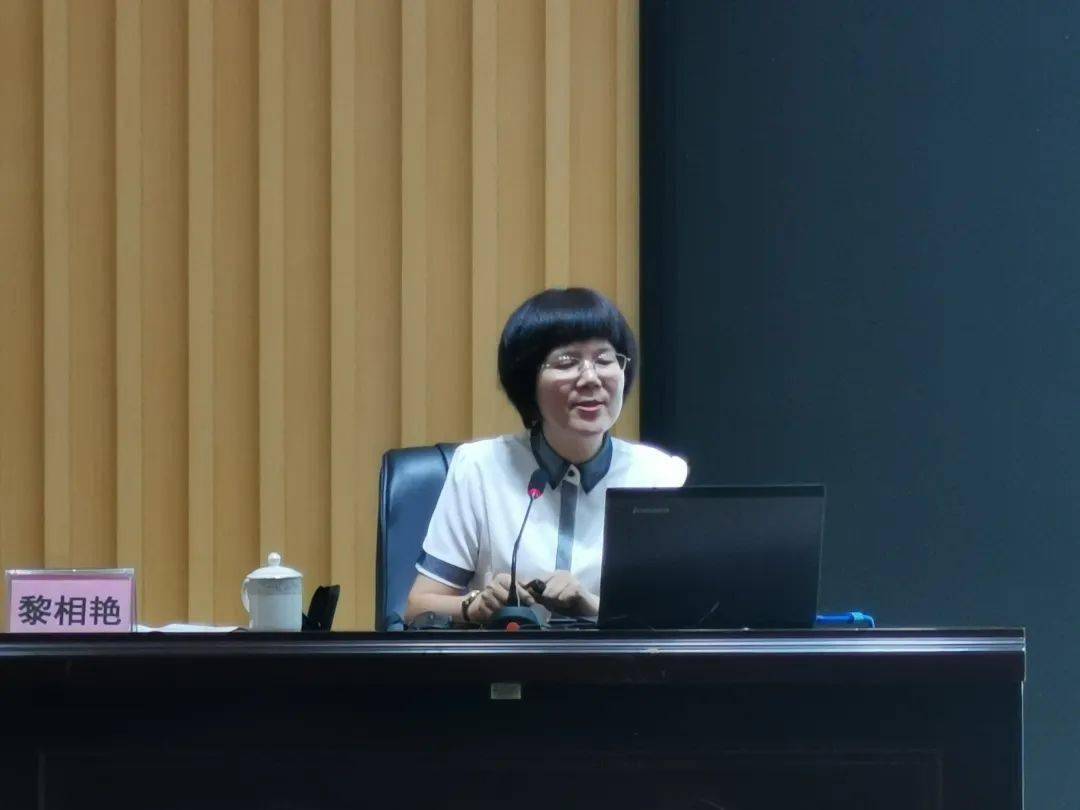下午,广西大学谭贤政教授以诙谐风趣的语言与老师们分享《快乐工作是