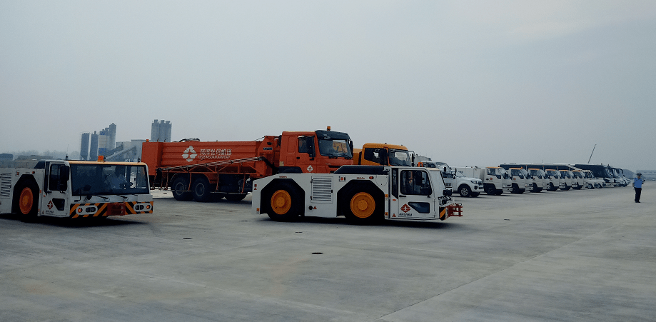 据了解,交付的特种车辆中,包括飞机牵引车,飞机除冰车,客梯车,行李