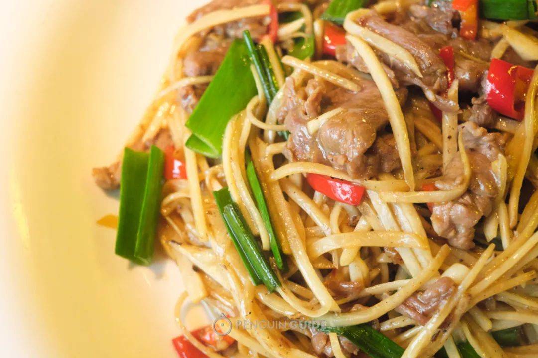 芋丝炒牛肉,芋头自带的淀粉好像天然勾芡,在舌面上带着绵绸的阻力.