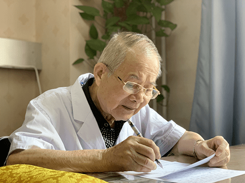 张代钊,国家级名老中医,卫生部中日友好医院主任医师,博士生导师,中国