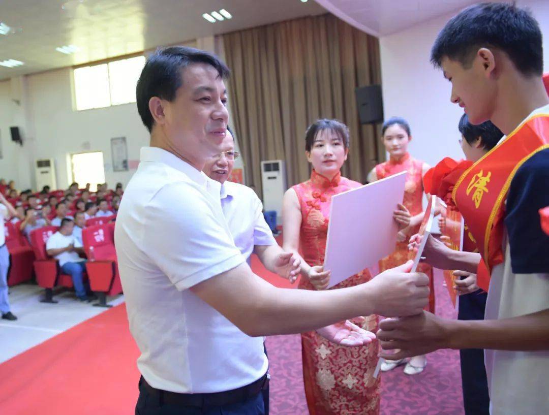 于都五位录取清华北大的学子每人获奖10万元