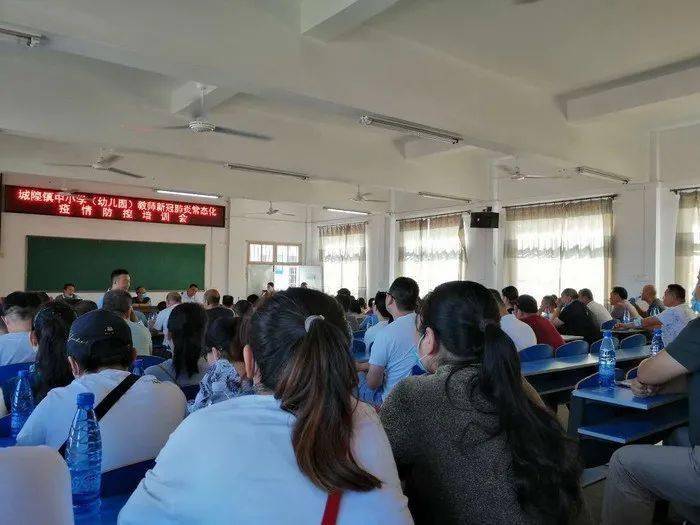 在春田花花幼兒園,廟頭鎮衛生院醫護人員給這裡的220餘名教職員工進行