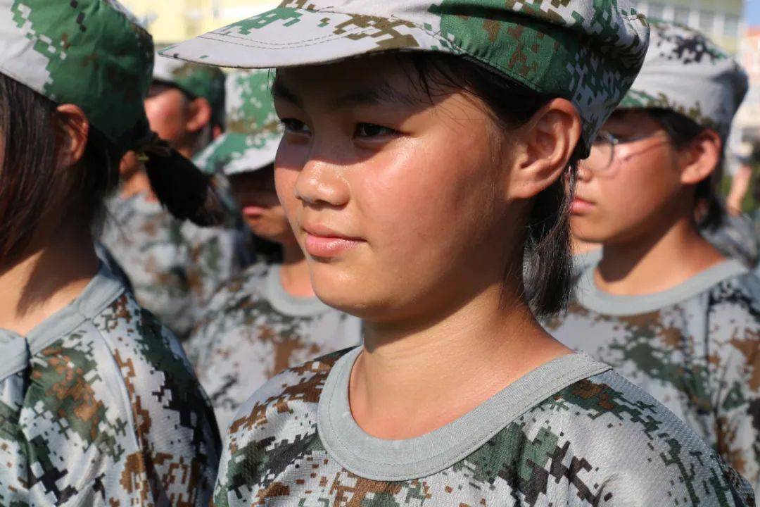 郏县一高任凭骄阳酷似火我自向阳得重生我校2020级军训圆满结束