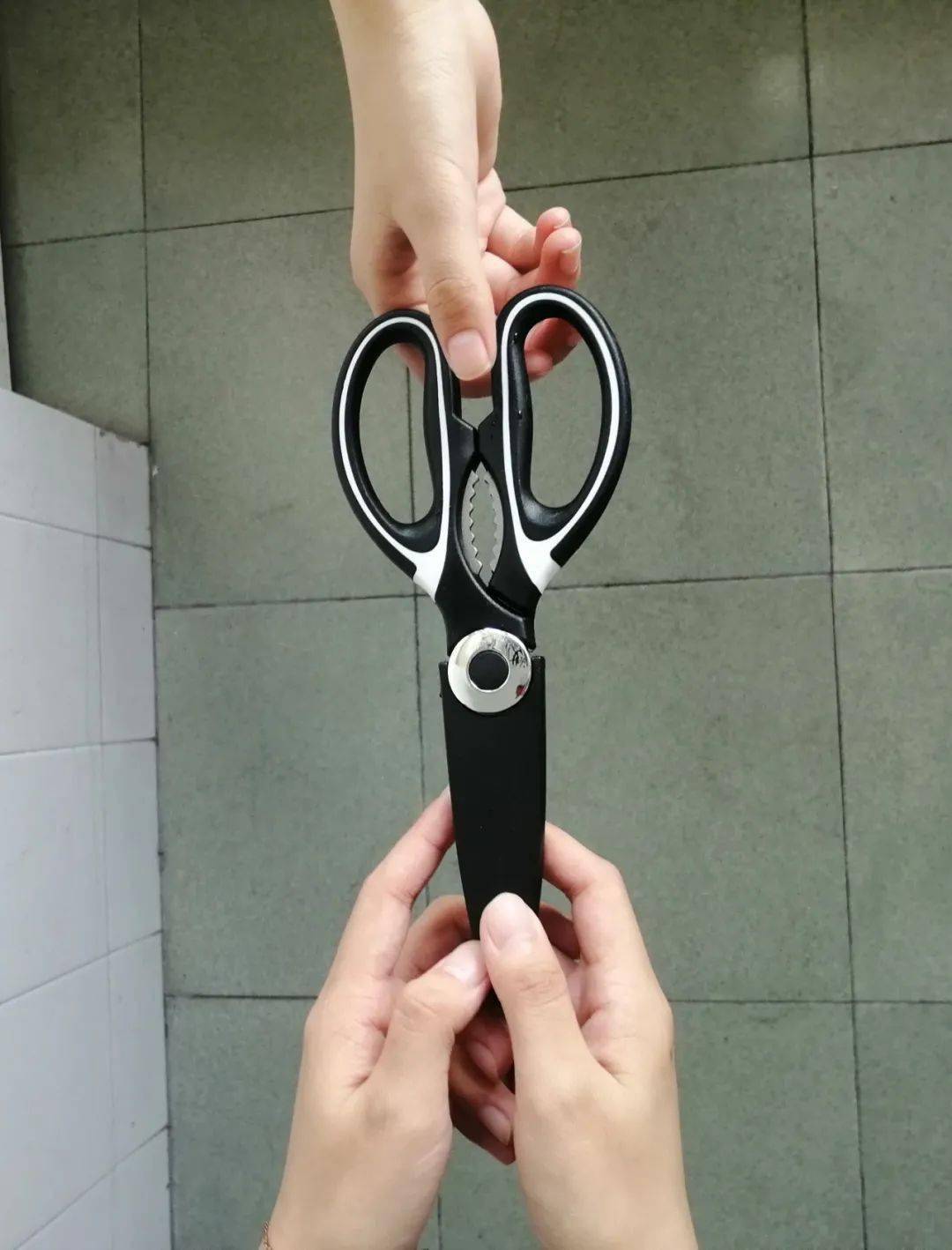 递剪刀等危险物品给别人时,更考虑注重细节的功夫了,尖锐处朝着自己是