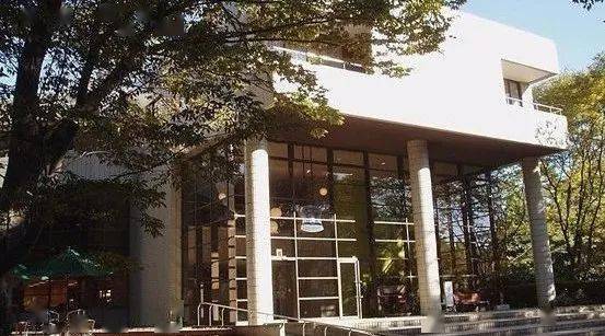 这所大学有诺贝尔物理学奖校友但文科也不差