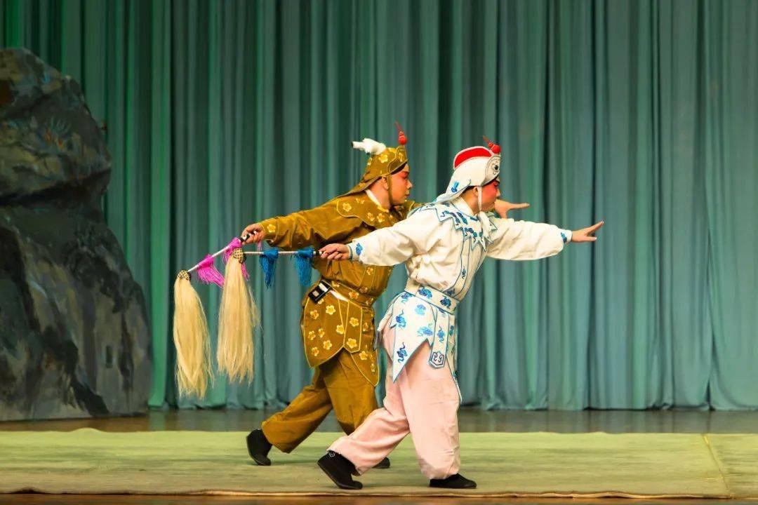 白娘子白娘子大战鹿童鹤童南极仙翁赠白素贞仙草聚精会神看戏的观众第