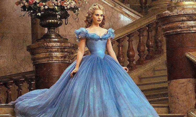 和两个善妒的姐姐,知道善良的辛德瑞拉因为忍耐变成了灰扑扑的姑娘,也