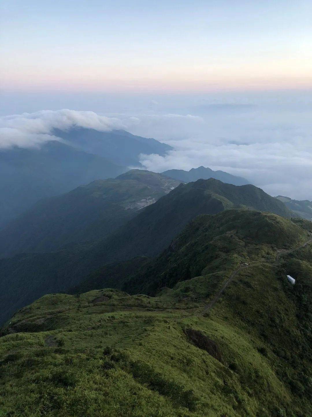 5米的銅鼓嶂趁著天氣晴朗,伴有涼爽節氣