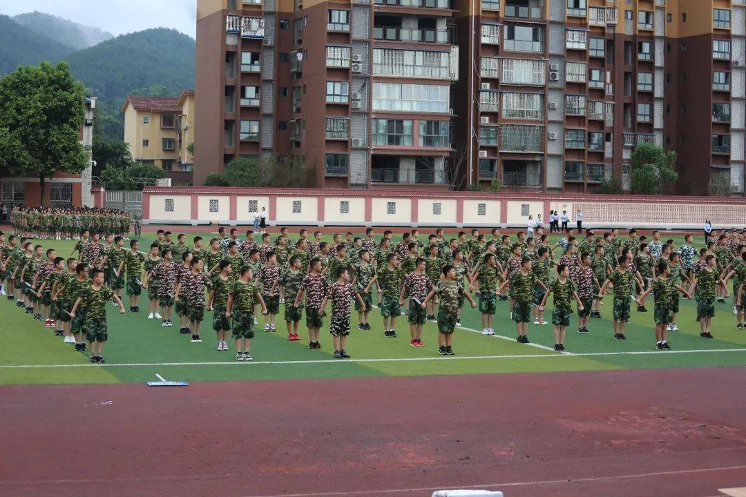 眼里有光心中有梦泸二外2023届新生军训总结大会