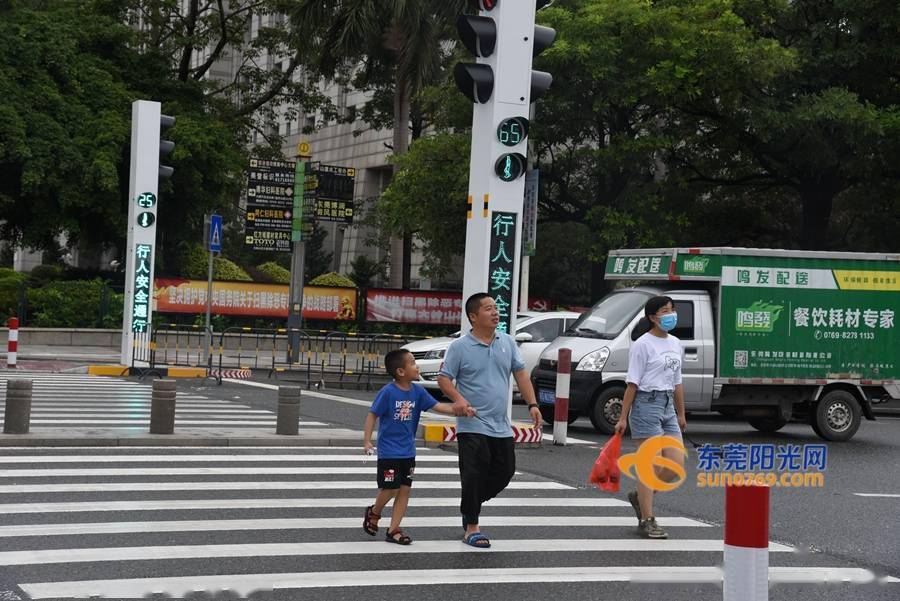 因为好几条街来往的车多,过马路总要看着车,现在有红绿灯就感觉好很多