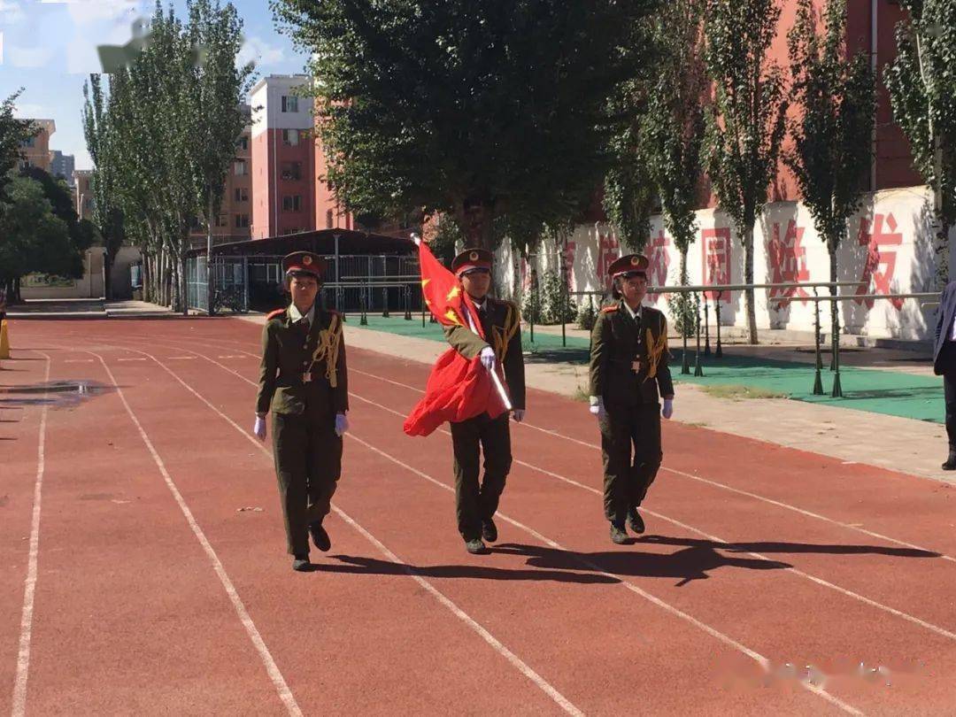 包头市第七中学举行2020-2021学年度第一学期第一周升国旗仪式_包七中