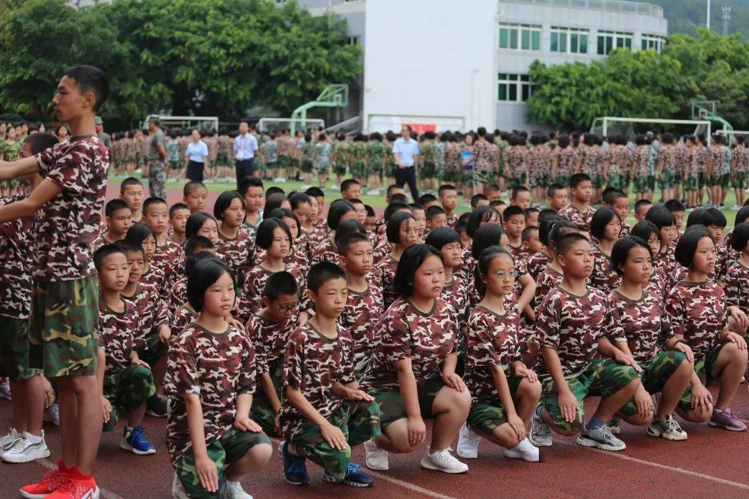 眼里有光心中有梦泸二外2023届新生军训总结大会