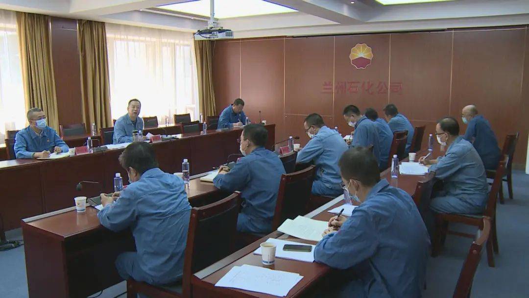 王晓路参加了党委办公室,计划处,党委宣传部,炼油厂,化肥厂,石化厂