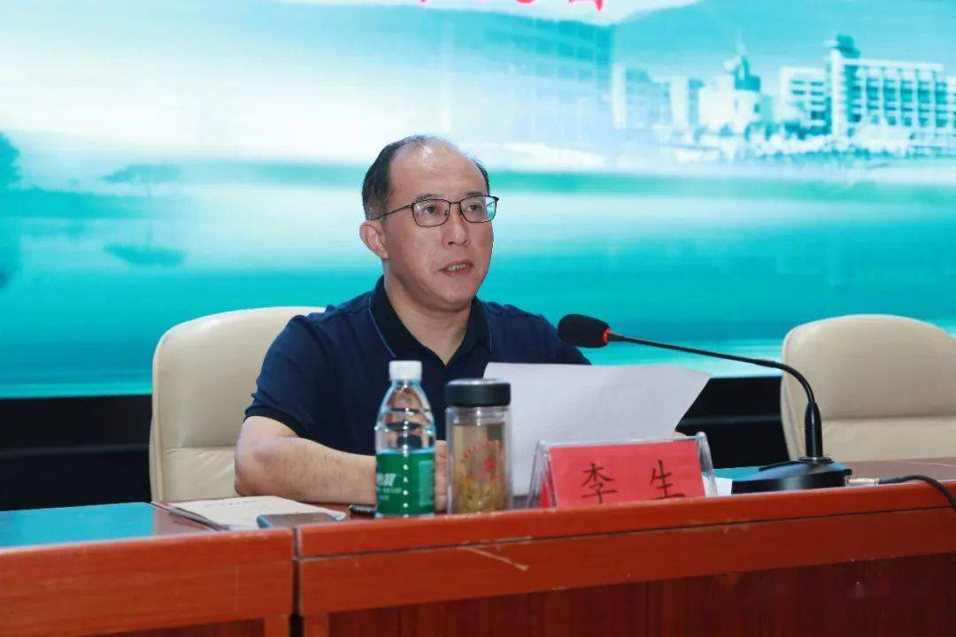 李生宣读名单集团教学与科研处主任洪波,学生工作处主任顾向阳和后勤