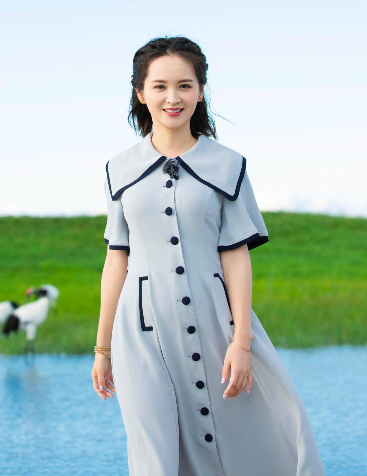 邓莎携儿子拍大片,母子俩穿亲子装似姐弟一般,简直是羡慕旁人