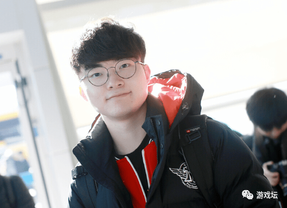 反向出名的lol选手,满血遭反杀镜头被铭记7年,官方至今还在调侃_岳伦