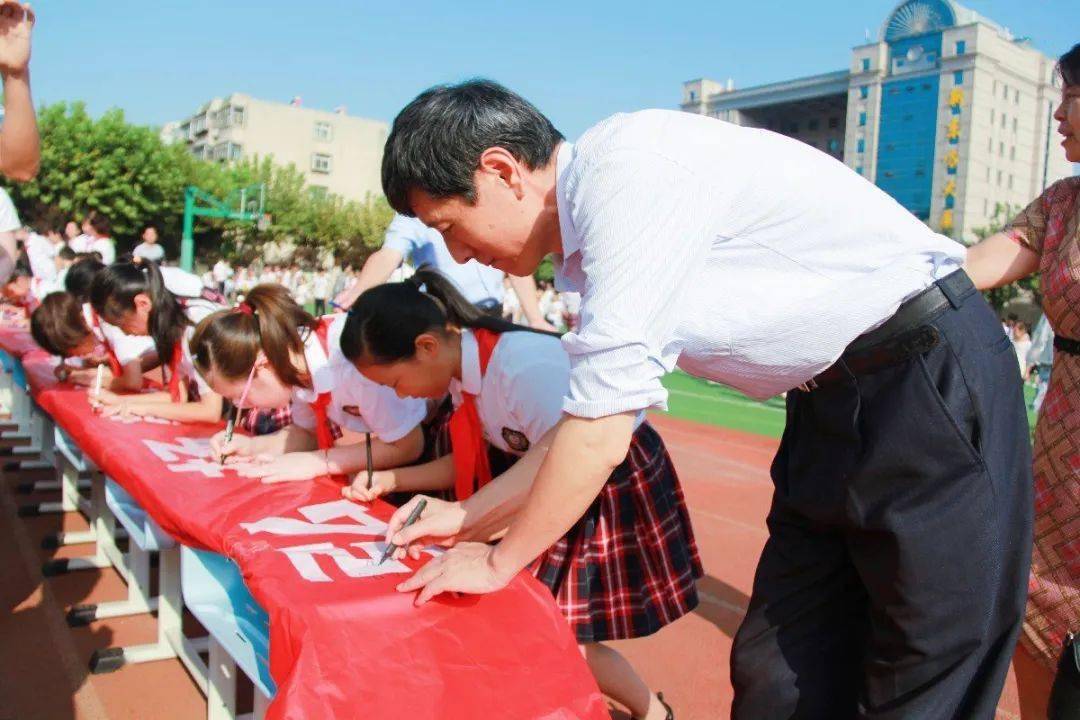 开学第一天市中区教体局党组分六路深入学校一线调研