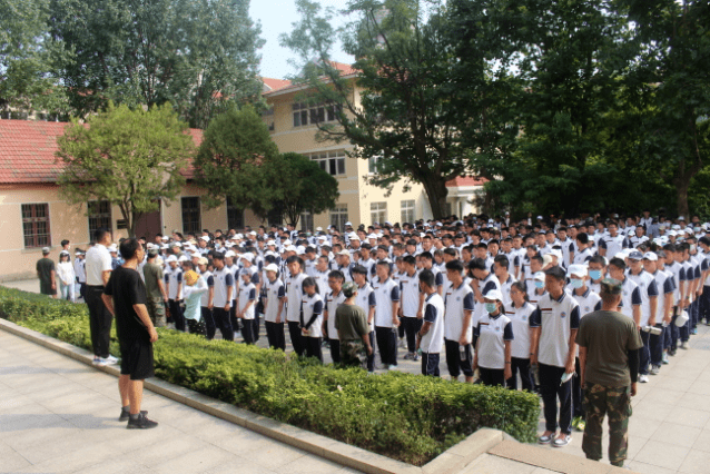 校园快讯|"苦"中作乐 共筑集体——青岛六十六中举行军训拔河比赛