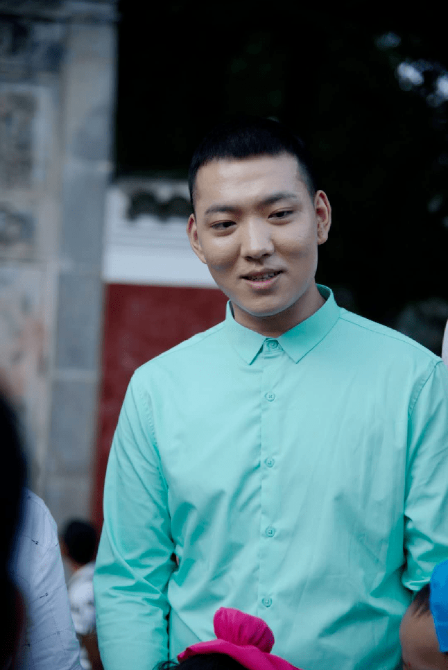 (歌手海伦)活动结束后海伦与两位美女主播在飞云崖大门前和现场的观众