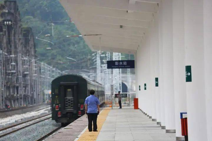 彭水火车站新站台一号站台迎来首趟客运列车