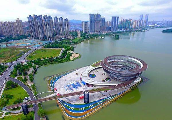 梅溪湖城市岛麓山南路书香亭全区"一圈两场三道"项目建设既有"高大上"