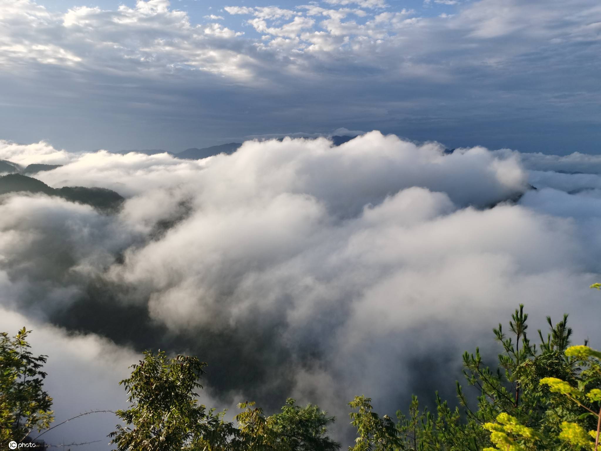 重庆巫山:雨后山间云雾缭绕风景美不胜收