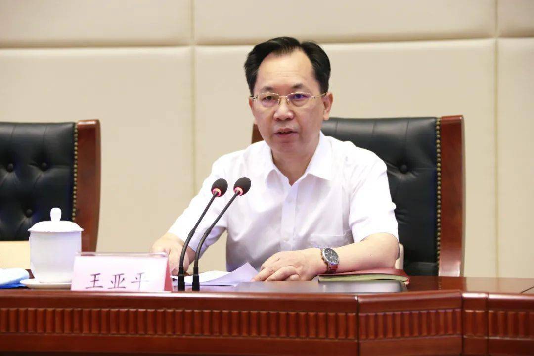 办公厅研究室二局局长万其刚,省委宣传部副部长向培凤进行了授课,各市