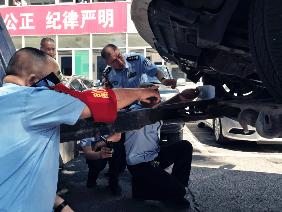 疑似发生交通事故接警后杏花岭大队民警火速到达现场而此时,伤者已无