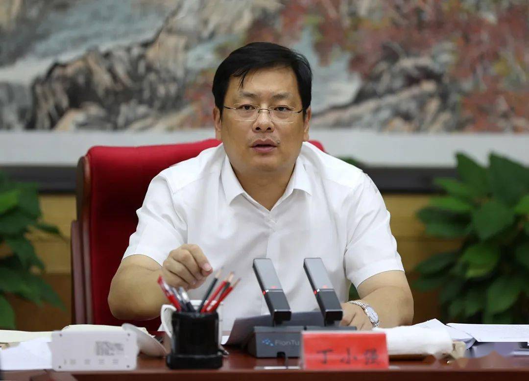 丁小强主持召开市委专题会议暨下半年经济形势分析调度会