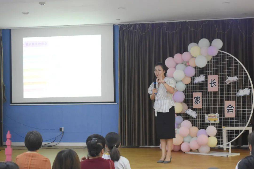 邱老师从幼儿学习英语听与说哪个重要切入话题,介绍了我园的英语教学